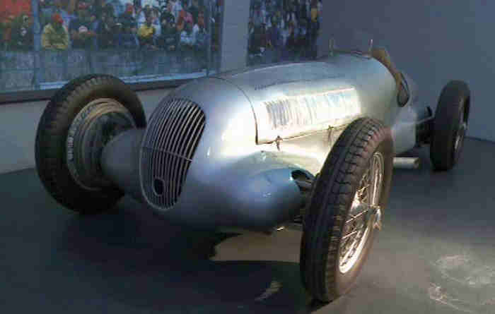 Voiture de course Merc&eacute;d&egrave;s