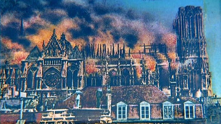 Cath&eacute;drale de Reims en feu